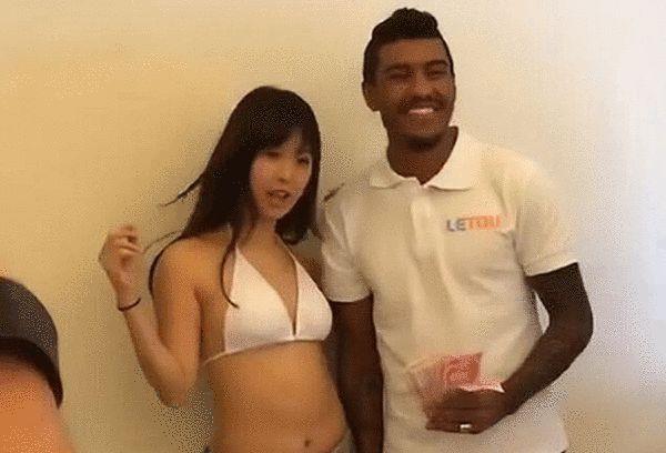 老外挺进娇妻的体内