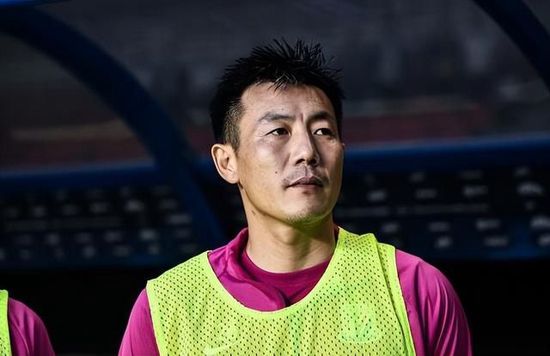在屋顶和三个男人享受的妻子